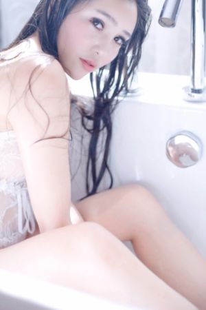 被迫成为女同学的脚奴袜奴